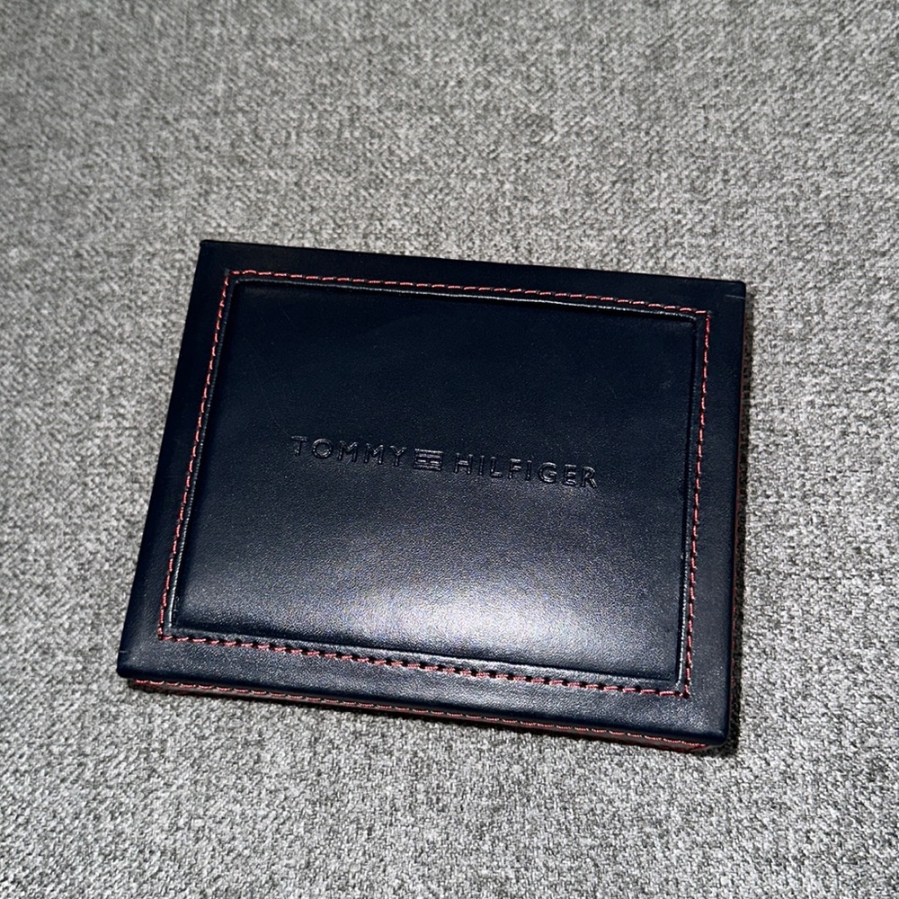 Tommy Hilfiger wallet case gift box